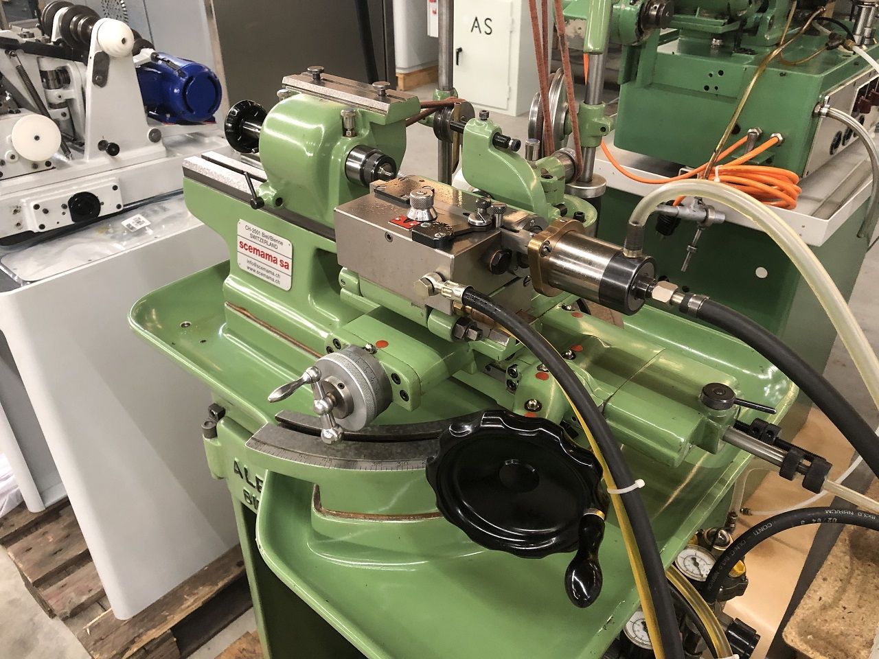 Grinding/UNIVERSAL GRINDING MACHINE TRIPET TYPE MUS100