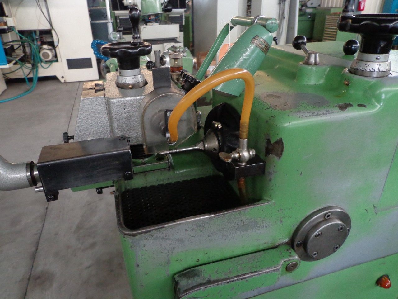 Tool & Cutter Grinders/TOOL AND CUTTER GRINDER STRAUSAK 124